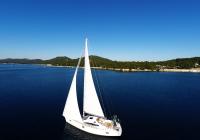 sejlbåd sejlads I mali losinj havbugt kroatien sejl